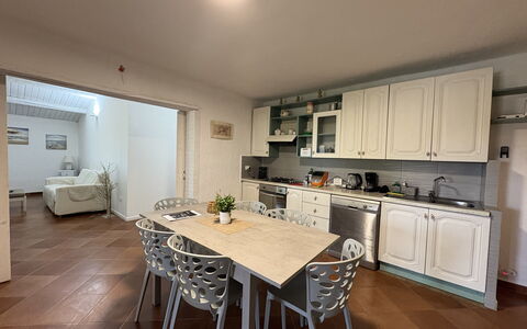Villa Emme: Meubles, Design Intérieur, Sol, Sol, Bois, Cuisine, Plafond, Comptoir, Pièce, Table