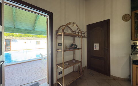 Il Cigno Reale Green: Sol, Sol, Plafond, Porte, Tuile, Piscine, Tache De Bois, Luminaire, Conception