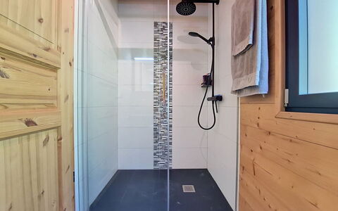 Chalet le Bleusy: Bois, Sol, Sol, Luminaire Plomberie, Design Intérieur, Salle De Bains, Plomberie, Douche, Pièce, Plafond