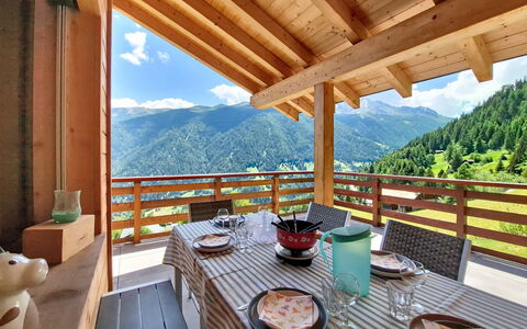 Chalet le Bleusy: Bois, Meubles, Plafond, Porche, Design Intérieur, Parquet, Sol, Dur, Tache De Bois, Chaise