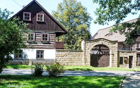 Máchova Roubenka: Domicile, Chalet, Pelouse, Biens, Siding, Aménagement Paysager, Jardin, Cour, Allée, Arrière-Cour