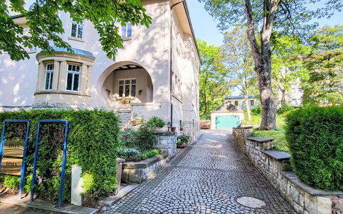 Villa Emma und Lotte: Bois, Meubles, Chaise, Mer, Appartement, Balcon, Océan, Ombre, Mobilier De Jardin, Tache De Bois
