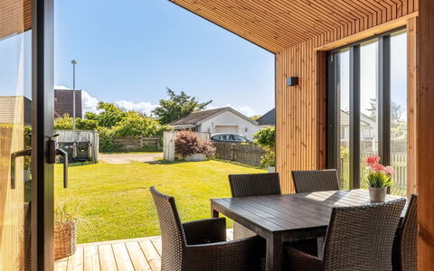 Ensio - 750M from the Sea: Bois, Meubles, Chaise, Mer, Appartement, Balcon, Océan, Ombre, Mobilier De Jardin, Tache De Bois