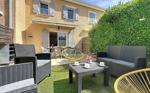 Mas des Vignes - la Pimprenelle: Bois, Meubles, Chaise, Mer, Appartement, Balcon, Océan, Ombre, Mobilier De Jardin, Tache De Bois