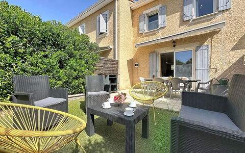 Mas des Vignes - la Pimprenelle: Bois, Meubles, Chaise, Mer, Appartement, Balcon, Océan, Ombre, Mobilier De Jardin, Tache De Bois