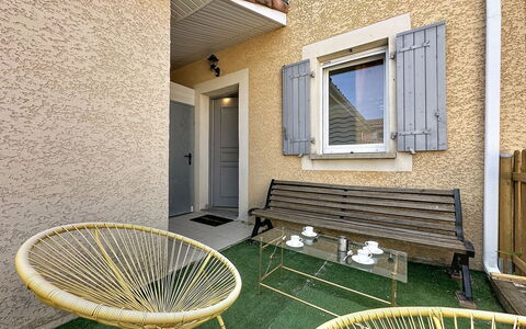 Mas des Vignes - la Pimprenelle: Bois, Meubles, Chaise, Mer, Appartement, Balcon, Océan, Ombre, Mobilier De Jardin, Tache De Bois