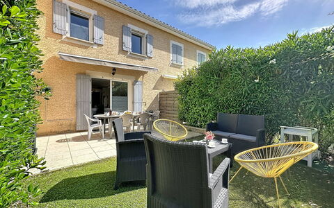 Mas des Vignes - la Pimprenelle: Bois, Meubles, Chaise, Mer, Appartement, Balcon, Océan, Ombre, Mobilier De Jardin, Tache De Bois