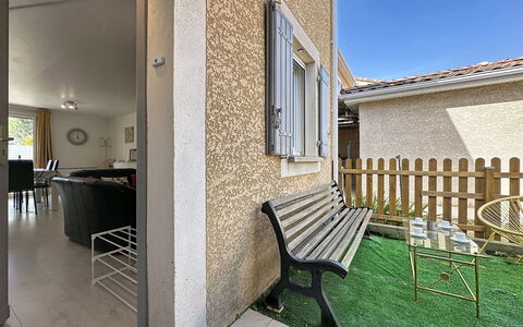 Mas des Vignes - la Pimprenelle: Bois, Meubles, Chaise, Mer, Appartement, Balcon, Océan, Ombre, Mobilier De Jardin, Tache De Bois