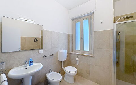 La Casetta di Palmira: Sol, Luminaire Plomberie, Sol, Évier, Plomberie, Salle De Bains, Design Intérieur, Lavabo, Robinet, Toilette