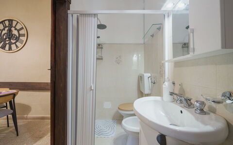 Nido nel Centro: Lavabo, Luminaire Plomberie, Mur, Salle De Bains, Design Intérieur, Toilette, Évier, Sol, Sol, Siège De Toilette