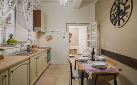 Nido nel Centro: Meubles, Design Intérieur, Sol, Bois, Plafond, Sol, Cuisine, Cabinetry, Pièce, Comptoir
