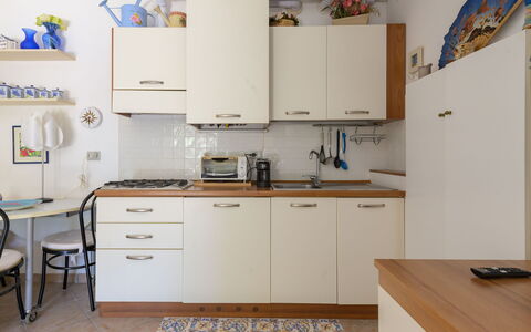 La Molletta: Appareil De Cuisine, Cuisine, Principaux Appliance, Meubles, Comptoir, Cabinetry, Sol, Bois, Design Intérieur, Sol