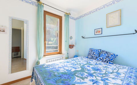 La Molletta: Bleu, Design Intérieur, Mur, Chambre, Sol, Bois, Sol, Meubles, Lit, Pièce
