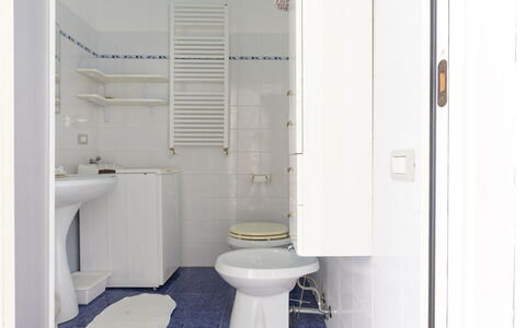 La Molletta: Siège De Toilette, Sol, Sol, Salle De Bains, Toilette, Luminaire Plomberie, Design Intérieur, Évier, Pièce, Tuile