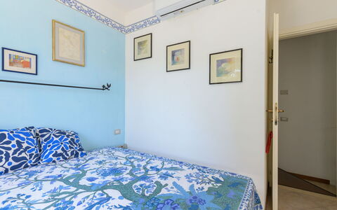 La Molletta: Bleu, Design Intérieur, Mur, Chambre, Sol, Sol, Meubles, Drap De Lit, Lit, Textile