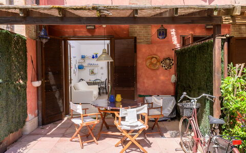 La Molletta: Mur, Pot De Fleur, Porte, Meubles, Plante D'Appartement, Chaise, Mobilier De Jardin, Vélo, Brique, Tableau De Plein Air