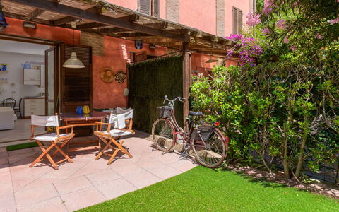 La Molletta: Arbuste, Domicile, Jardin, Meubles, Arrière-Cour, Porte, Pot De Fleur, Cour, Chaise, Mobilier De Jardin