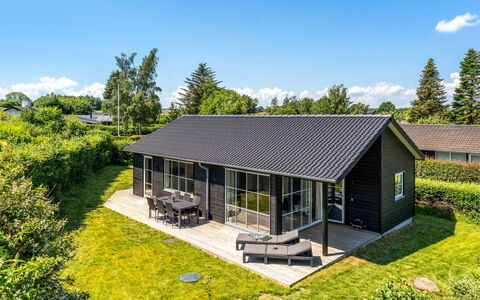 Väinö - 300M from the Sea: Chalet, Siding, Jardin, Pelouse, Porche, Cour, Ferme, Batiments Jardin