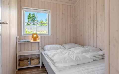 Väinö - 300M from the Sea: Bois, Chambre, Design Intérieur, Sol, Sol, Plafond, Lit, Pièce, Domicile, Planche