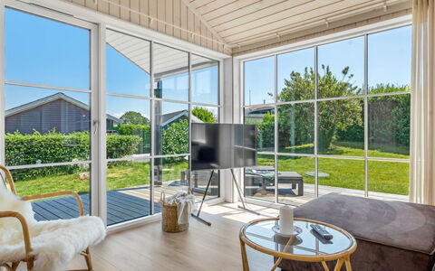 Väinö - 300M from the Sea: Design Intérieur, Porche, Porte, Domicile, Meubles, Sol, Chaise, Plafond, Parquet, Verre