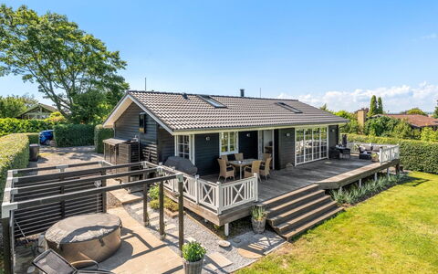 Leea - 100M from the Sea: Maison, Domicile, Toit, Chalet, Porche, Biens, Siding, Ferme, Vélo, Plate-Forme