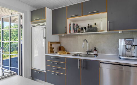 Leea - 100M from the Sea: Cuisine, Appareil De Cuisine, Comptoir, Principaux Appliance, Design Intérieur, Cabinetry, Sol, Bois, Evier, Meubles