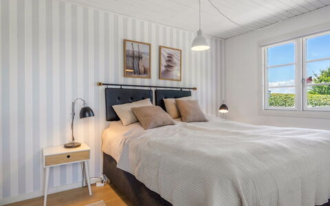 Leea - 100M from the Sea: Chambre, Lit, Literie, Bois, Design Intérieur, Drap De Lit, Sol, Sol, Linge, Meubles
