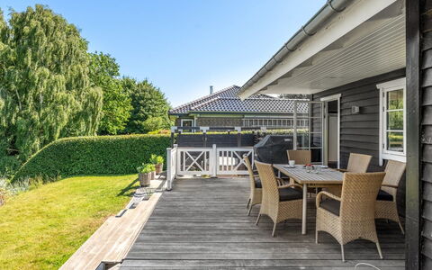 Leea - 100M from the Sea: Bois, Porche, Toit, Domicile, Maison, Chalet, Plate-Forme, Ombre, Siding, Biens