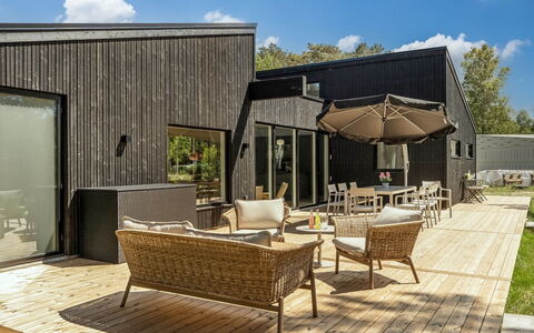 Adrian - 500M from the Sea: Bois, Domicile, Chalet, Siding, Dur, Planche, Biens, Arrière-Cour, Aménagement Paysager, Jardin