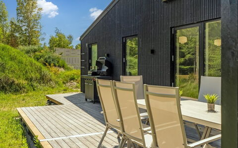 Adrian - 500M from the Sea: Bois, Lot Terre, Domicile, Chalet, Dur, Planche, Couverture De Sol, Plate-Forme, Batiments Jardin, Jardin