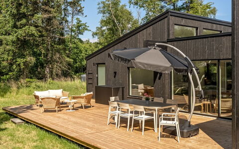 Adrian - 500M from the Sea: Bois, Plate-Forme, Dur, Chalet, Batiments Jardin, Planche, Siding, Tache De Bois, Porche, Ombre
