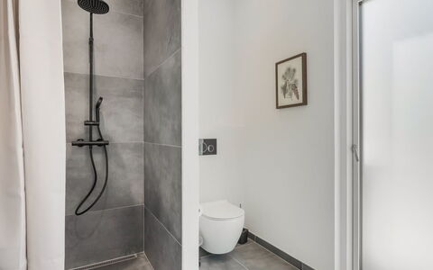 Adrian - 500M from the Sea: Mur, Sol, Sol, Design Intérieur, Salle De Bains, Luminaire Plomberie, Toilette, Plafond, Pièce, Tuile