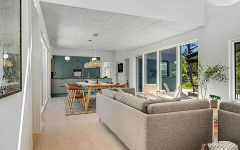 Adrian - 500M from the Sea: Sol, Design Intérieur, Sol, Bois, Plafond, Meubles, Parquet, Domicile, Canapé, Salon
