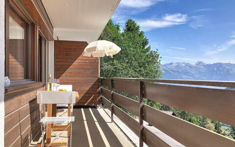 Résidence Croix de Coeur: Bois, Balcon, Porche, Ombre, Mobilier De Jardin, Dur, Chaise, Tache De Bois, Plate-Forme, Daylighting