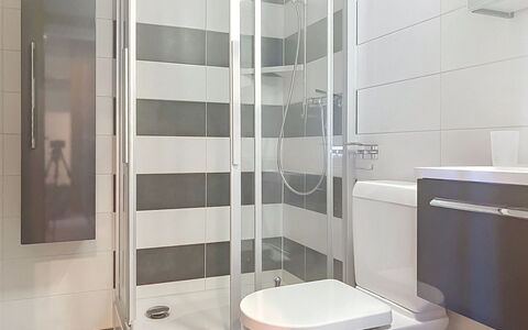 Résidence Croix de Coeur: Salle De Bains, Luminaire Plomberie, Sol, Design Intérieur, Sol, Toilette, Siège De Toilette, Plomberie, Armoire De Toilette, Miroir