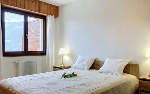 Résidence Croix de Coeur: Lit, Chambre, Design Intérieur, Bois, Meubles, Drap De Lit, Sol, Pièce, Literie, Sol