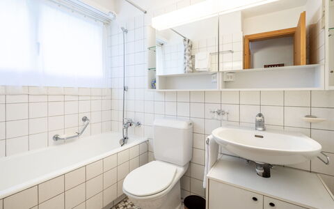 Haus Ner A1: Salle De Bains, Luminaire Plomberie, Sol, Design Intérieur, Sol, Lavabo, Évier, Toilette, Siège De Toilette, Plomberie