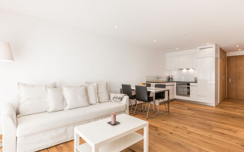 Taviarna Laax 4.5: Sol, Parquet, Design Intérieur, Sol, Bois, Meubles, Pièce, Revêtement De Sol Stratifié, Canapé, Appartement