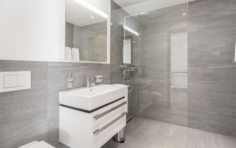 Taviarna Laax 4.5: Sol, Sol, Design Intérieur, Salle De Bains, Luminaire Plomberie, Tuile, Évier, Lavabo, Armoire De Toilette, Plomberie