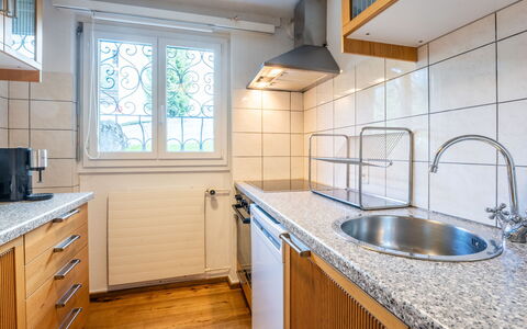 Casa Gronda 2: Cuisine, Comptoir, Sol, Bois, Évier, Principaux Appliance, Luminaire Plomberie, Design Intérieur, Cabinetry, Appareil De Cuisine