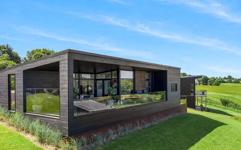 Sedine - 500M from the Sea: Herbe, Domicile, Lot Terre, Jardin, Couverture De Sol, Porte, Siding, Ferme, Batiments Jardin