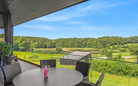 Sedine - 500M from the Sea: Herbe, Domicile, Lot Terre, Jardin, Couverture De Sol, Porte, Siding, Ferme, Batiments Jardin