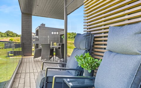 Sedine - 500M from the Sea: Herbe, Domicile, Lot Terre, Jardin, Couverture De Sol, Porte, Siding, Ferme, Batiments Jardin
