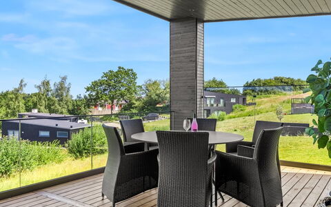 Sedine - 500M from the Sea: Herbe, Domicile, Lot Terre, Jardin, Couverture De Sol, Porte, Siding, Ferme, Batiments Jardin