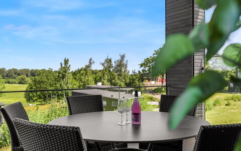 Sedine - 500M from the Sea: Herbe, Domicile, Lot Terre, Jardin, Couverture De Sol, Porte, Siding, Ferme, Batiments Jardin