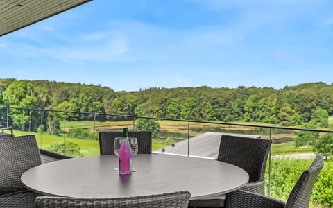 Sedine - 500M from the Sea: Herbe, Domicile, Lot Terre, Jardin, Couverture De Sol, Porte, Siding, Ferme, Batiments Jardin