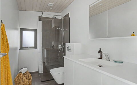 Sedine - 500M from the Sea: Sol, Salle De Bains, Sol, Luminaire Plomberie, Design Intérieur, Mur, Évier, Plafond, Robinet, Armoire De Toilette