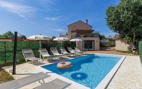 Di Gigi: Piscine, Zone Résidentielle, Thermes, Recours, Composite, Loisir, Biens, Gazon Artificiel, Hacienda, Villa