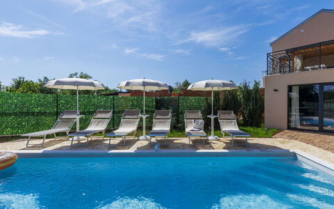 Di Gigi: Piscine, Zone Résidentielle, Thermes, Recours, Composite, Loisir, Biens, Gazon Artificiel, Hacienda, Villa