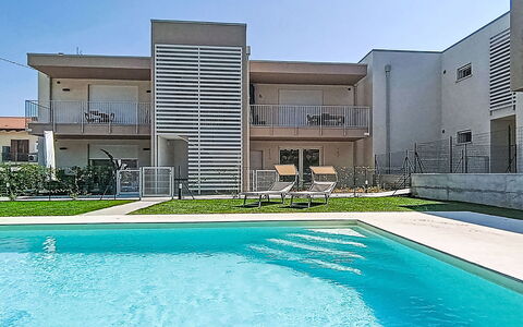 Residence Borgo Marinoni - Due: Piscine, Zone Résidentielle, Thermes, Recours, Composite, Loisir, Biens, Gazon Artificiel, Hacienda, Villa